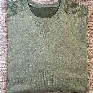 Men’s long sleeve top